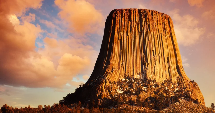 Devil’s Tower: An Iconic Geological Wonder Steeped in Mysteries and Legends